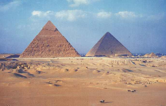 Фокусники ужасно любят намекать на таинственность
египетских пиремид и на то что они причастны к этим великим тайнам.
Афиша иллюзионитса Джорджи.