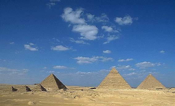 Чанг Линг Су(псевдоним) работал под китайца, но...
 почему-то с... египетскими пирамидами!